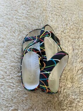 Dawgs Black Slip-On Sandals with Multicolor Loop Pattern